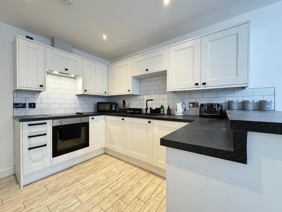 Modern 2 Bedroom Apartment - Allocated Parking - Near Hospital & Racecourse Doncaster Exterior foto